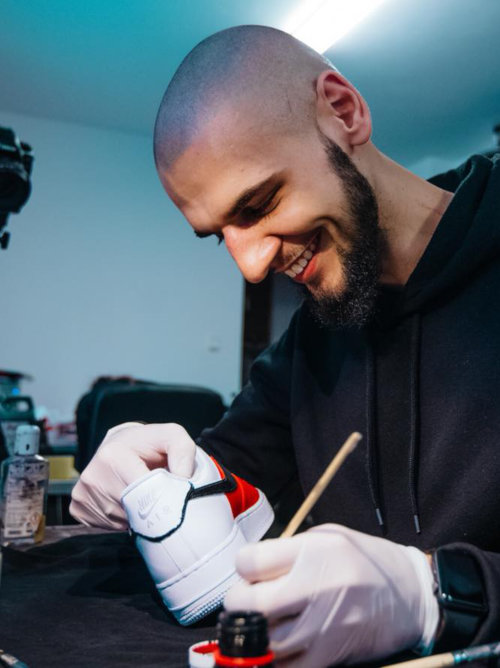 Gabriel sitzt hier mit viel Freude an der Neugestaltung von Kickz.