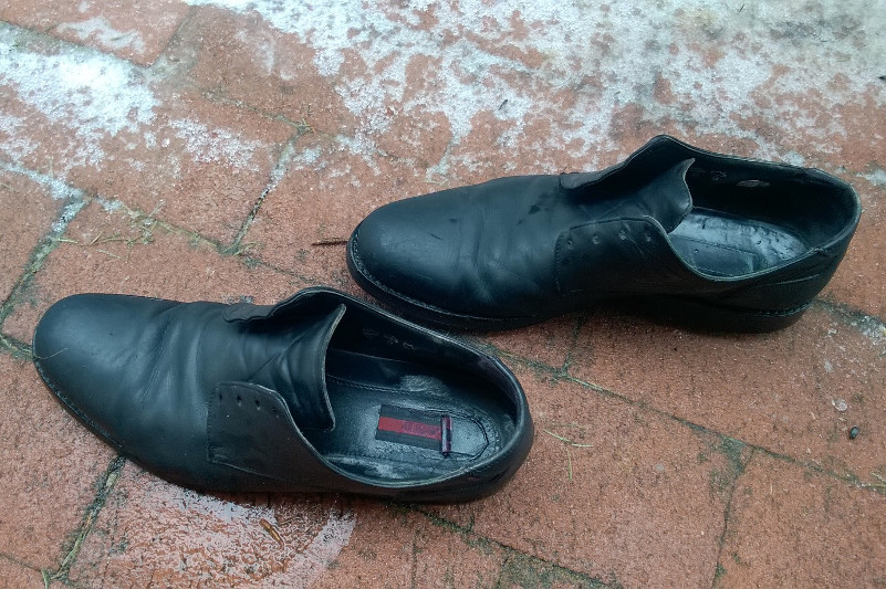 Die dreckigen Schuhe sind nach der Behandlung mit Lederseife wieder sauber und halbwegs ansehnlich.